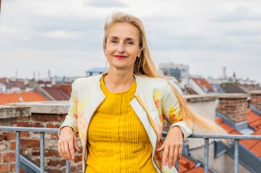 Ingrid Luttenberger ist begeisterte Upcyclerin. Sie designt
Alltagsgegenstände, Kleidung und Accessoires. Zudem veröffentlicht
sie nachhaltige Projekte auf nachhaltig-wien.at und hat enormen Spaß
dabei, immer wieder neue Möglichkeiten der Müllvermeidung finden.