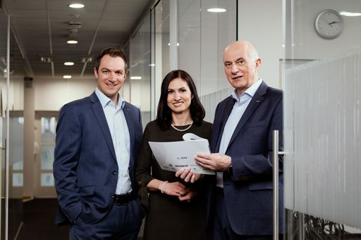 Der Eigentümer des Linzer Fingerprintspezialisten ekey biometric
systems GmbH, Dr. Leopold Gallner (v. r.), holt seine beiden Kinder
Raphaela Gallner und Michael Gallner-Holzmann in das innovative
Unternehmen.