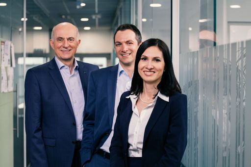 Vorschau Bild von Der Eigentümer des Linzer Fingerprintspezialisten ekey biometric
systems GmbH, Dr. Leopold Gallner (v. l.), holt seine beiden Kinder
Michael Gallner-Holzmann und Raphaela Gallner in das innovative
Unternehmen.