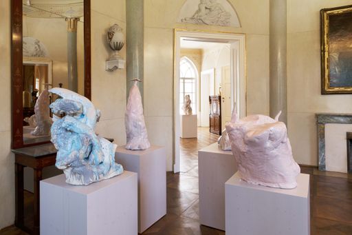 MAK-Ausstellungsansicht, 2021, ERWIN WURM.
Dissolution , MAK-Expositur Geymüllerschlössel