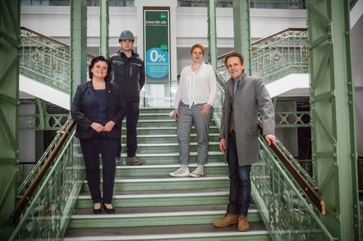 Vorschau Bild von v.l.n.r.: Sabine Geringer (Geschäftsführerin Wiener
Hilfswerk), Mitarbeiter ARGE ÖBA iC consulenten / BauSoll, Monika
Grußmann (Leiterin Bezirksmuseum Neubau), Jürgen Blematl (aurena.at)