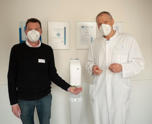 Hygienefachkraft Uwe Riedesel und der
hygienebeauftragte Arzt Dr. med. Michael Kaiser begutachten die
neuen Händedesinfektionsmittelspender im Brüderkrankenhaus St. Josef
in Paderborn (auf dem Bild von links)