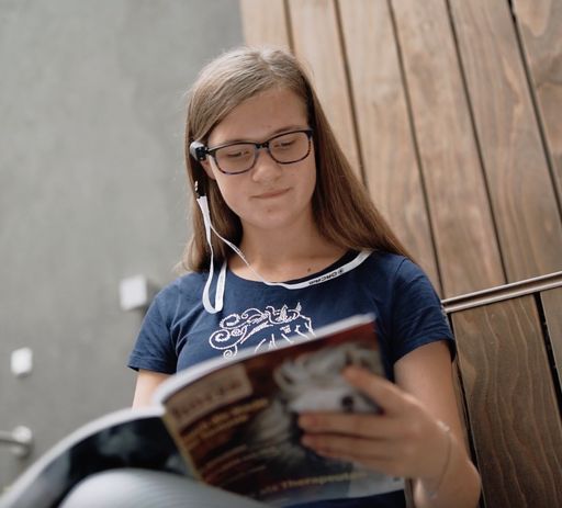  Valentina Baier mit ihrer OrCam MyEye 2.0