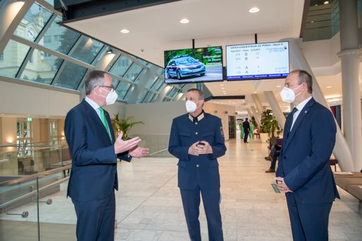 LH-Stellvertreter Dr. Stephan Pernkopf, NÖ Landespolizeidirektor
Franz Popp, BA MA und Vorstand der NÖ Landesgesundheitsagentur Mag.
Mag.(FH) Konrad Kogler im Universitätsklinikum St. Pölten
