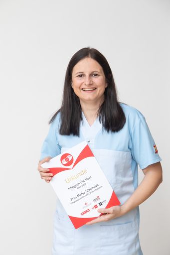 Marija Stefanovic, Pflegeassistentin und
Demenztrainerin im Betreuungszentrum für Menschen mit Demenz des
Hauses Rosenberg wurde als "Pflegerin mit Herz 2020" ausgezeichnet.