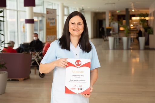 Vorschau Bild von Marija Stefanovic, Pflegeassistentin und
Demenztrainerin im Betreuungszentrum für Menschen mit Demenz des
Hauses Rosenberg wurde als "Pflegerin mit Herz 2020" ausgezeichnet.