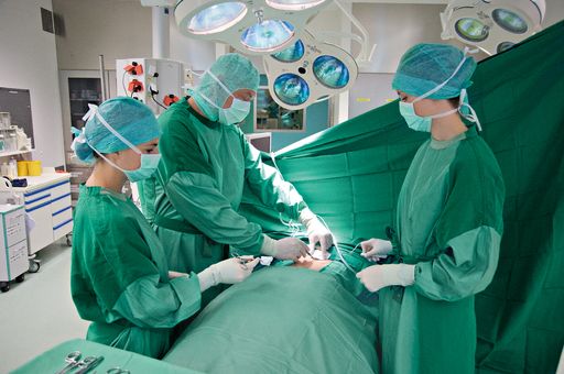 Vorschau Bild von Über 800.000 Operationen jährlich versorgt
SALESIANER mit sterilen OP-Mänteln und OP-Abdeckungen
