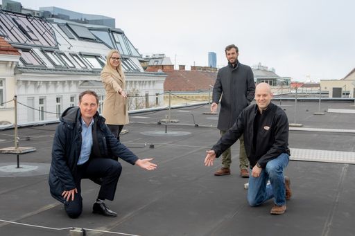  Schon bald werden hier Photovoltaik-Module ca. 450
MWh Energie erzeugen und einen Teil des täglichen Strombedarfs von
Henkel in Wien-Erdberg abdecken. V.l.n.r.: Johannes Hiergeist
(Leiter Einkauf indirekte Materialien & Services bei Henkel), Anna
Kiss (Purchasing Manager IMS Austria bei Henkel), Mario
Seifriedsberger (Student) und Florian Döring (Projektingenieur bei
Henkel).