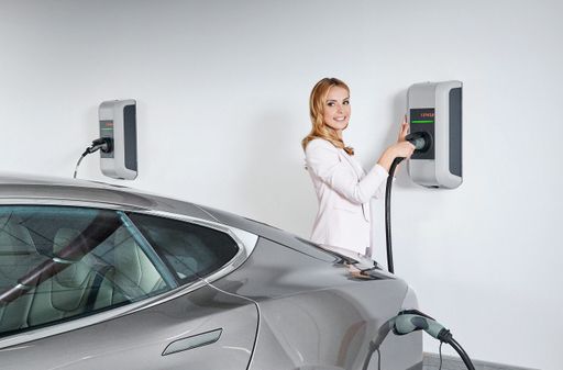  Die KeContact P30 ist in unterschiedlichen
Ausführungen erhältlich und lädt alle Hybrid- sowie
Elektrofahrzeuge.