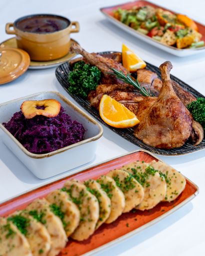  Klassisch gebratene Ente mit Serviettenknödel,
Apfelrotkraut und Preiselbeersaft