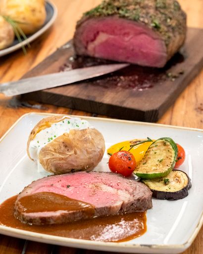 Vorschau Bild von Dry Aged Prime Rib aus Österreich mit
Bio-Ofenerdäpfel aus dem Weinviertel und Schnittlauchrahm sowie
Grillgemüse und Merlot-Jus