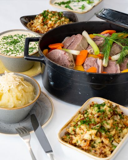 Vorschau Bild von Gekochtes Rindsschulterscherzel mit Rösterdäpfel,
Dillrahmfisolen, kräftiger Rindsbouillion, Wurzelgemüse, Apfelkren
und Schnittlauchsauce