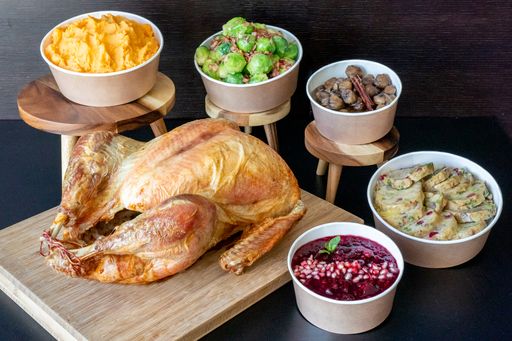 Vorschau Bild von Turkey To Go mit Süßkartoffelpüree, glasierten
Maroni, Kohlsprossen mit Speck, Cranberry-Granatapfel Chutney und
Maroni-Cranberry Fülle