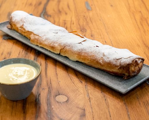 Vorschau Bild von Apfelstrudel mit Vanillesauce