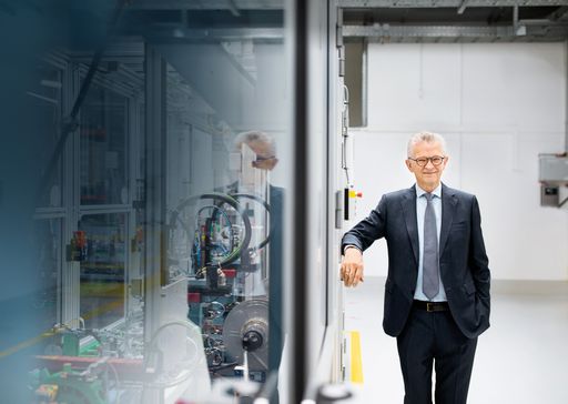 STIHL Vorstandsvorsitzender Dr. Bertram Kandziora in der STIHL
Akku-Fertigung in Waiblingen: Die STIHL Gruppe erzielte 2020 ein
weltweites Absatz- und Umsatzplus. Die höchsten prozentualen
Wachstumsraten verzeichnete das Unternehmen im Akku-Segment. /
Weiterer Text über ots und www.presseportal.de/nr/64484 / Die
Verwendung dieses Bildes ist für redaktionelle Zwecke unter
Beachtung ggf. genannter Nutzungsbedingungen honorarfrei.
Veröffentlichung bitte mit Bildrechte-Hinweis.