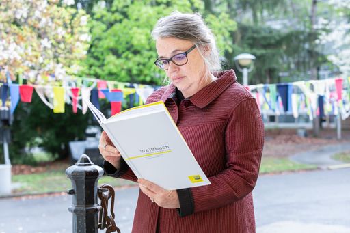 Dr. Barbara Feller, Geschäftsführerin
Architekturstiftung Österreich, mit dem Weißbuch der
Gemeinschaftsmarke ALU-FENSTER