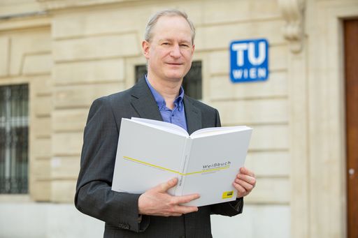 Vorschau Bild von Dr. Christian Schranz, TU Wien, Leiter Zentrum
Digitaler Bauprozess & EDV-Labor Bauingenieurwesen, mit dem Weißbuch
der Gemeinschaftsmarke ALU-FENSTER