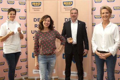  v.l. Mag. Petra Schmidt (Leiterin Gesundheits- und
Sozialabteilung Rotes Kreuz), Julia Cencig (Schauspielerin), Mag.
Jörg Grossauer (Geschäftsführer Rio Mare), Martina Hohenlohe (Köchin
+ Moderatorin)