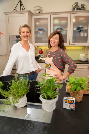 Vorschau Bild von v.l.: Martina Hohenlohe (Köchin + Moderatorin),
Julia Cencig (Schauspielerin)