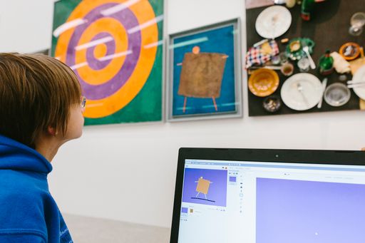 Vorschau Bild von Ein Teilnehmer des Scratch Lab Kurses im mumok