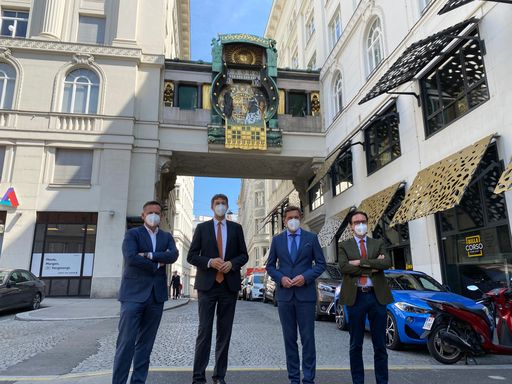 v.l.: Thomas Neusiedler (CEO Helvetia Österreich),
Markus Figl (Bezirksvorsteher 1. Bezirk), Peter Hanke
(Wirtschaftsstadtrat), Werner Panhauser (Vorstand Vertrieb und
Marketing Helvetia Österreich)