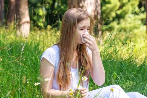 Hohe Prävalenz eines Vitamin-D-Mangels bei Heuschnupfen, Asthma
und Neurodermitis. Welche Erkenntnisse liefern aktuelle Studien zu
einer Vitamin-D-Gabe und Linderung der Symptomatik? / Frau mit
Heuschnupfen / Weiterer Text über ots und
www.presseportal.de/nr/113214 / Die Verwendung dieses Bildes ist für
redaktionelle Zwecke unter Beachtung ggf. genannter
Nutzungsbedingungen honorarfrei. Veröffentlichung bitte mit
Bildrechte-Hinweis.