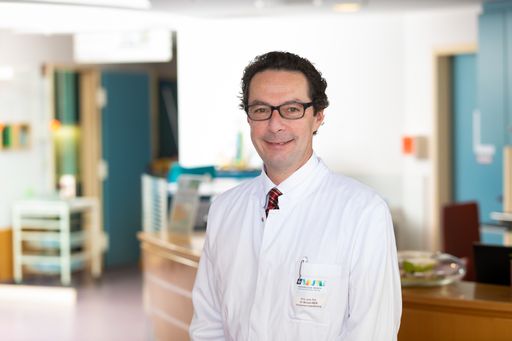 Prim. Univ.-Prof. Dr. Michael Amon, Vorstand der
Augenabteilung im Krankenhaus der Barmherzigen Brüder Wien