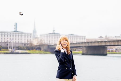 Von Linz aus in die Welt. emporia-Eigentümerin
Eveline Pupeter vor der Stadtkulisse von Linz an der Donau.