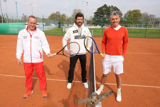  Tennismatch zwischen Michael Tojner
(Aufsichtsratsvorsitzender und Mehrheitseigentümer der VARTA AG) und
Davis-Cup-Kapitän Stefan Koubek zum Auftakt der neuen Partnerschaft.
ÖTV-Sportdirektor Jürgen Melzer war der Schiedsrichter.