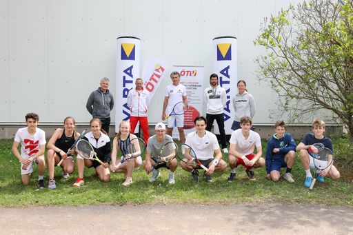 Vorschau Bild von Die neue Partnerschaft zwischen der VARTA und dem
ÖTV wurde besiegelt: Thomas Schweda (ÖTV-Geschäftsführer), Stefan
Koubek (Davis Cup Kapitän), Michael Tojner
(Aufsichtsratsvorsitzender und Mehrheitseigentümer der VARTA AG),
ÖTV-Sportdirektor Jürgen Melzer, Marion Maruska (Fed Cup Kapitänin,
Sportkoordinatorin ÖTV) mit den Jugendlichen des ÖTV-Nachwuchs.