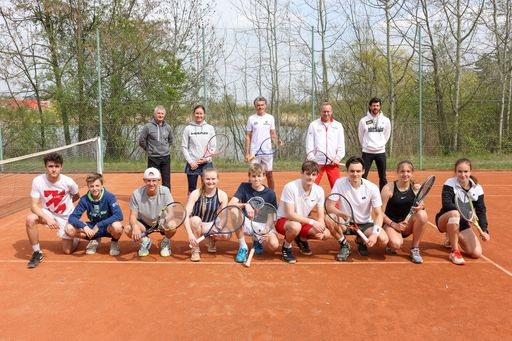 Vorschau Bild von Die neue Partnerschaft zwischen der VARTA und dem
ÖTV wurde besiegelt: Thomas Schweda (ÖTV-Geschäftsführer), Stefan
Koubek (Davis Cup Kapitän), Michael Tojner
(Aufsichtsratsvorsitzender und Mehrheitseigentümer der VARTA AG),
ÖTV-Sportdirektor Jürgen Melzer, Marion Maruska (Fed Cup Kapitänin,
Sportkoordinatorin ÖTV) mit den Jugendlichen des ÖTV-Nachwuchs.