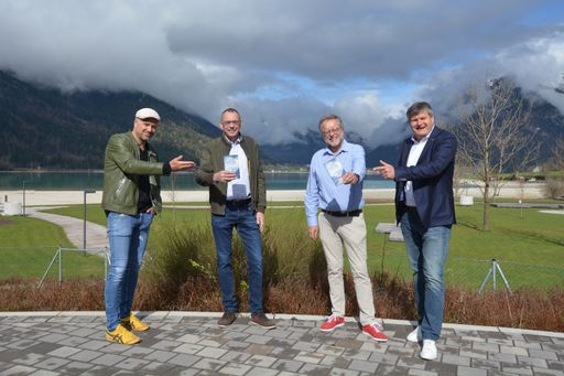  Präsentierten nicht nur beim Schuhwerk ein buntes
Programm (von links): Schirmherr Bernhard Aichner, Verleger Markus
Hatzer, Autor Herbert Dutzler und Martin Tschoner (Achensee
Tourismus)