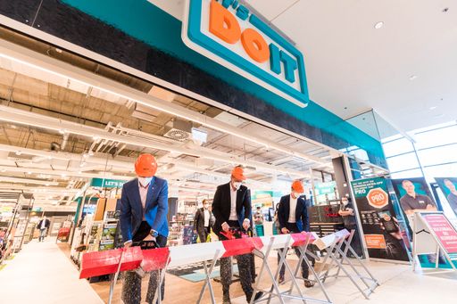  3e-Vorstand Markus Dulle, Bezirksvorsteher Thomas
Steinhart und SES Country Manager Stephan Kalteis eröffneten
fachmännisch per Schnitt mittels Kettensäge den neuen LET'S DOIT
Fachmarkt in Simmering.