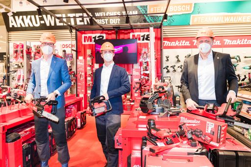 Vorschau Bild von Bezirksvorsteher Thomas Steinhart, SES Country
Manager Stephan Kalteis und 3e-Vorstand Markus Dulle präsentieren
den neuen LET'S DOIT Werkzeug- und Gartenfachmarkt im Shopping
Center huma eleven in Wien-Simmering.