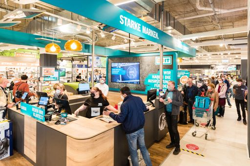 Vorschau Bild von Die kauffreudigen Kunden nahmen die Highlights im
neuen Werkzeug- und Gartenfachmarkt unter die Lupe und zeigten sich
vom Konzept des innovativen LET'S DOIT Stores sichtlich beeindruckt.