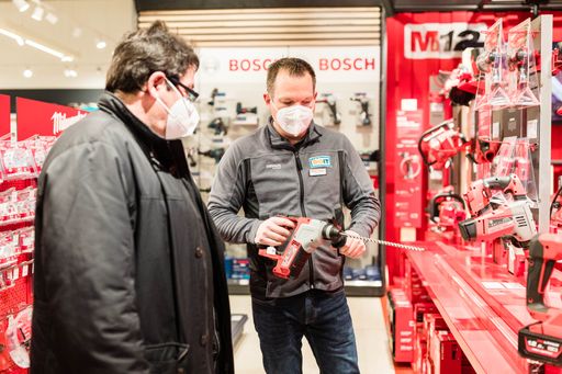 Vorschau Bild von Mit mehr als 300 akkubetriebenen Werkzeug- und
Gartengeräten wird man im LET'S DOIT Fachmarkt der großen Nachfrage
nach Akkugeräten gerecht.