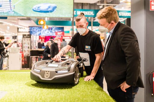 Vorschau Bild von Eines der Highlights von LET’S DOIT im huma eleven
ist das Komplettpaket für einen automatisiert gepflegten Garten mit
Mähroboter und Bewässerungssystem – von der Planung über
Installation bis hin zum Service aus einer Hand.