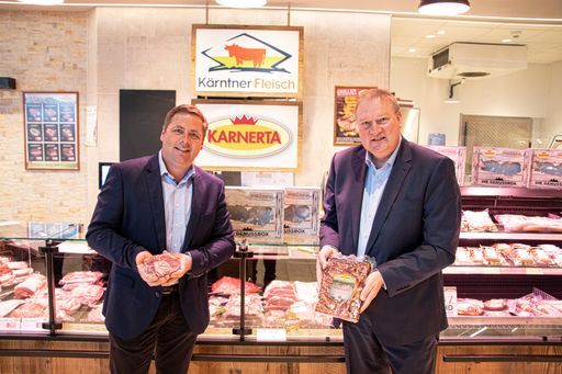 Josef Fradler, Obmann Genossenschaft Kärntner
Fleisch und Franz Tremschnig, Geschäftsführer KARNERTA GmbH
besiegeln die Kooperation. - Personen waren getestet und Bild wurde
außerhalb der Öffnungszeiten aufgenommen.