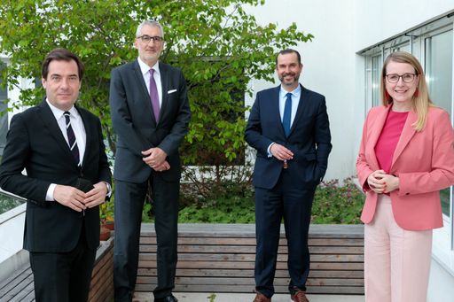 Das Podium des APA-Talks vor Ort v.l.: Moderator
Rainer Nowak (Chefredakteur Die Presse), Franz Reischl (Präsident
ÖGV – Österreichischer Genossenschaftsverband), Clemens Pig
(Geschäftsführender Vorstand APA – Austria Presse Agentur) und
Margarete Schramböck (Bundesministerin für Digitalisierung und
Wirtschaft)