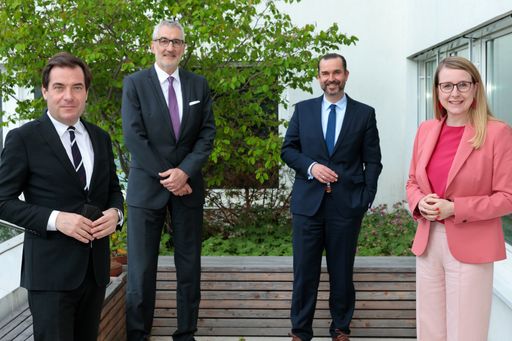 Vorschau Bild von https://www.apa-fotoservice.at/galerie/25051 Das
Podium des APA-Talks vor Ort v.l.: Moderator Rainer Nowak
(Chefredakteur Die Presse), Franz Reischl (Präsident ÖGV –
Österreichischer Genossenschaftsverband), Clemens Pig
(Geschäftsführender Vorstand APA – Austria Presse Agentur) und
Margarete Schramböck (Bundesministerin für Digitalisierung und
Wirtschaft)