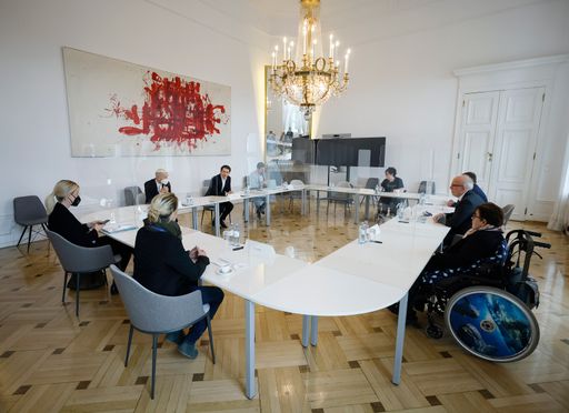 Vorschau Bild von Bundeskanzler Sebastian Kurz trifft gemeinsam mit
BM Martin Kocher eine Delegation der Lebenshilfe. Übergabe eines
Inklusionsbeetes. Wien. 05.05.2021, Foto: Dragan Tatic