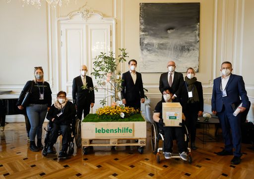 Anlässlich des Tages der Inklusion übergeben
Vertreter*innen der Lebenshilfen und des Österreichischen
Behindertenrats Bundeskanzler Kurz und Arbeitsminister Kocher ihre
Forderungen nach einem inklusiven Arbeitsmarkt und fairer
Entlohnung. Wien. 05.05.2021, Foto: Dragan Tatic