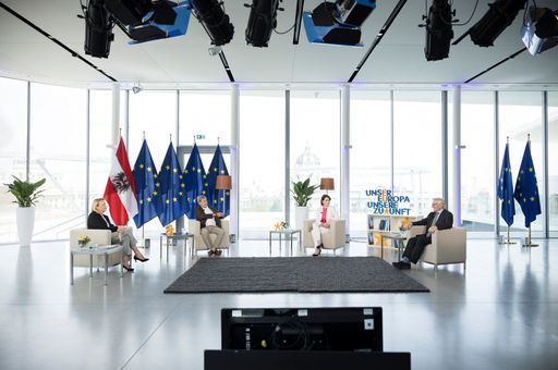  Europaministerin Karoline Edtstadler im Gespräch mit Hannelore
Veit, Johannes Hahn und Wolfgang Schüssel