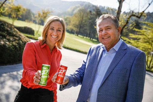 Vorschau Bild von Dr. Armin Breinl krallt sich Michaela Kirchgasser