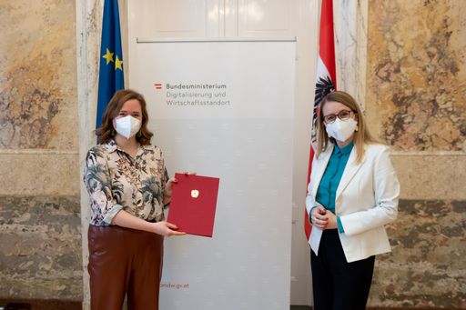 Wirtschaftsministerin Margarete Schramböck mit
Startup-Beauftragte Lisa-Marie Fassl
