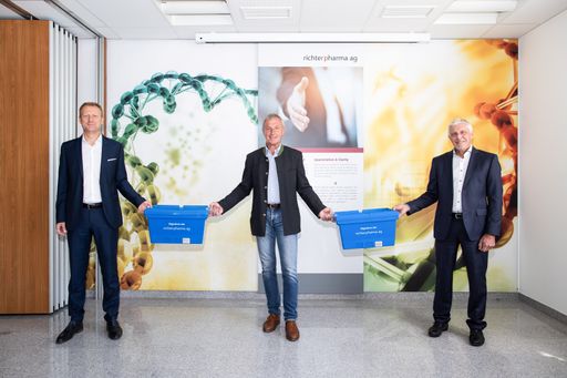 Vorschau Bild von Vorstand Richter Pharma AG v.l.n.r.: Mag. Roland
Huemer, Vorstandsvorsitzender der Richter Pharma AG, Mag. pharm.
Florian Fritsch, Eigentümer der Richter Pharma AG und Friedrich
Pöcherstorfer, Finanzvorstand der Richter Pharma AG.