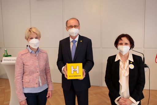 Im Bild v.l.n.r.: Dr. Michaela Lechner (Präsidentin
Medizinische Kontinenzgesellschaft), MEP Dr. Othmar Karas (Präsident
Hilfswerk Österreich), Mag. Sabine Maunz (Fachliche Leitung Pflege
und Betreuung, Hilfswerk Österreich)