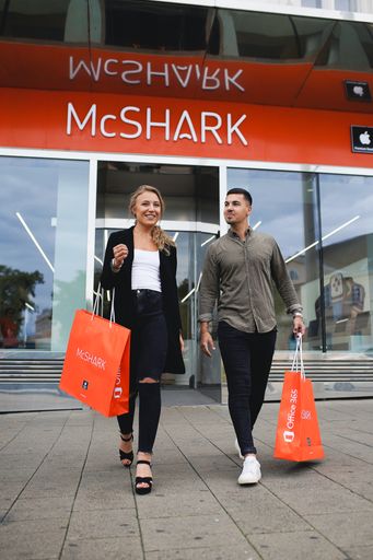 Vorschau Bild von Kund:innen vor dem McSHARK Store Mariahilferstraße
1