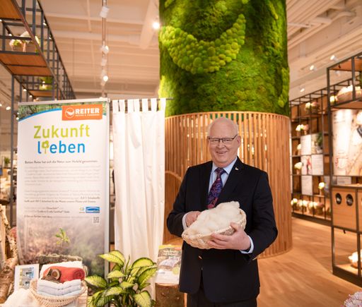 Betten Reiter Geschäftsführer Peter Hildenbrand im
neuen modernsten Flagshipstore für Heimtextilien Europas