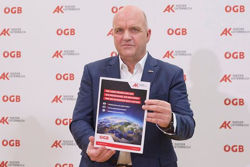 © photonews.at/Georges Schneider - St. Pölten (NÖ)
07.05.2021 - Heute fand in der Arbeiterkammer (AK) Niederösterreich
eine Pressekonferenz zum Thema 3V Memorandum statt. Präsentiert
wurde das Memorandum der ArbeitnehmerInnenvertretung für eine
gerechtere Zukunft in Österreich auch und gerade vor dem
Hintergrund einer durch Corona veränderten Arbeitswelt. PHOTO:
Präsident Markus Wieser (FSG) mit dem Memorandum.